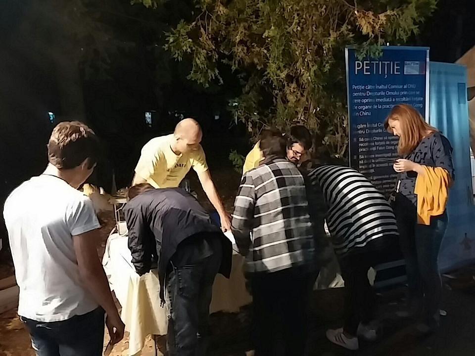 Mnogi su prolaznici do kasno u noć potpisivali peticije.