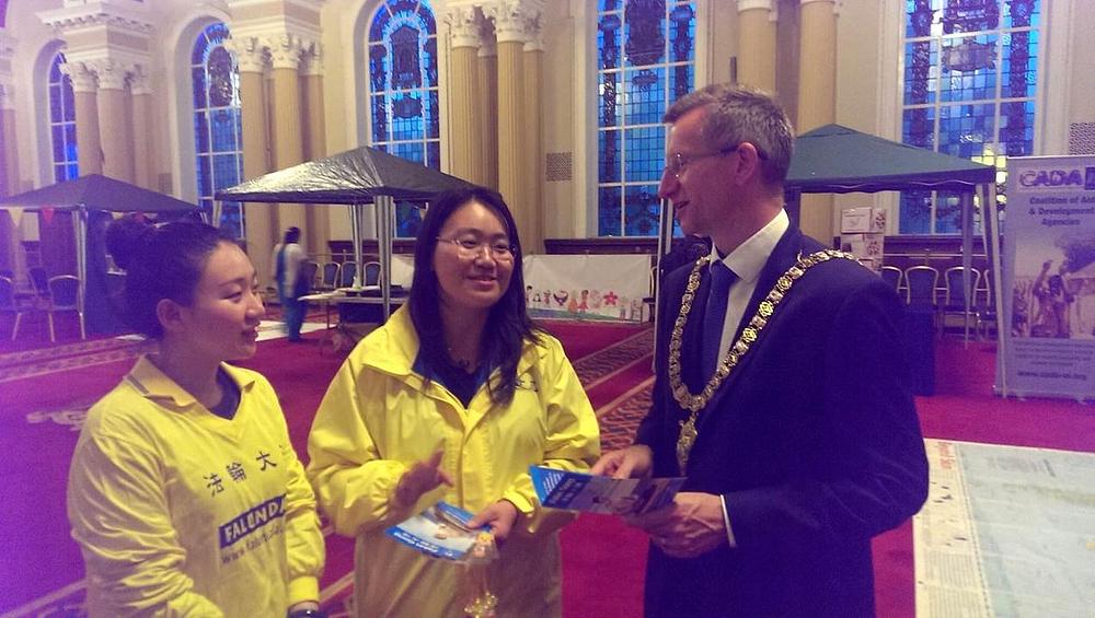 Gradonačelnik Brian Kingston je razgovarao sa praktikantima i uzeo informativne materijale i stakleni lotosov cvijet od praktikanata.