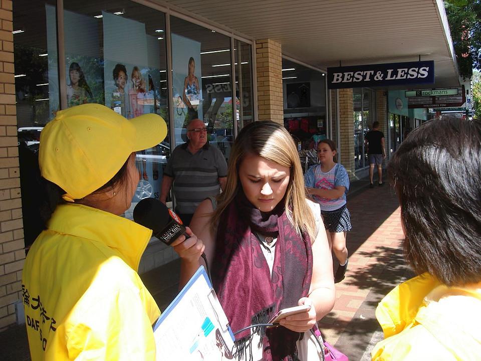 Radio 4BU u Bundabergu intervjuiše praktikante.