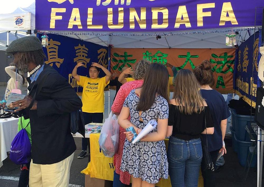 Praktikanti demonstriraju vježbe.