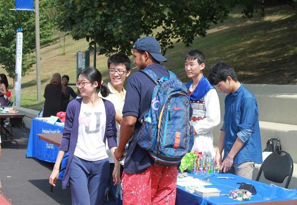 Praktikanti svojim razrednim kolegama govore o Falun Gongu. 