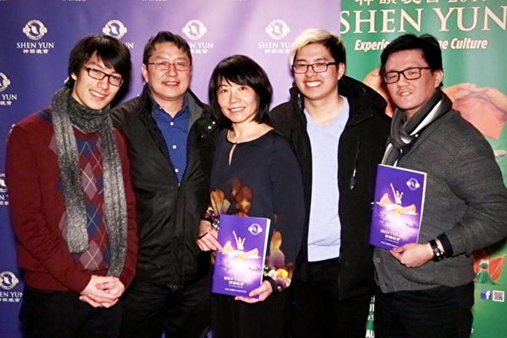 Porodica gosp. Liaoa u pozorištu Hamilton Place. 30. decembra 2016. godine.