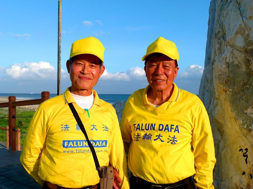 Gospoding Lin i gospodin Zhen zahvalni Učitelju Liju. 