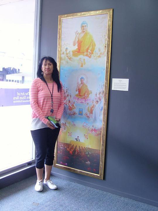 Tuhakawaina-i se dopadaju sve slike. „One su miroljubive i dirljive“, kazala je. Ona je također zatražila i informacije o lokalnom vježbalištu i želi se u bliskoj budućnosti pridružiti praktikantima.
