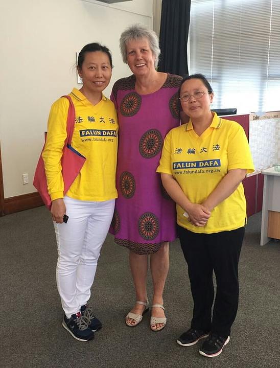  Gradonačelnica Matertona, Lyn Patterson (u sredini) je izjavila da uprkos tome što Masterton ima poslove u Kini, gradska uprava neće žrtvovati ljudska prava zbog profita. Ona je zatražila od praktikanata da je nastave obavještavati o njihovom miroljubivom otporu progonu i u tome im je zaželjela puno uspjeha.