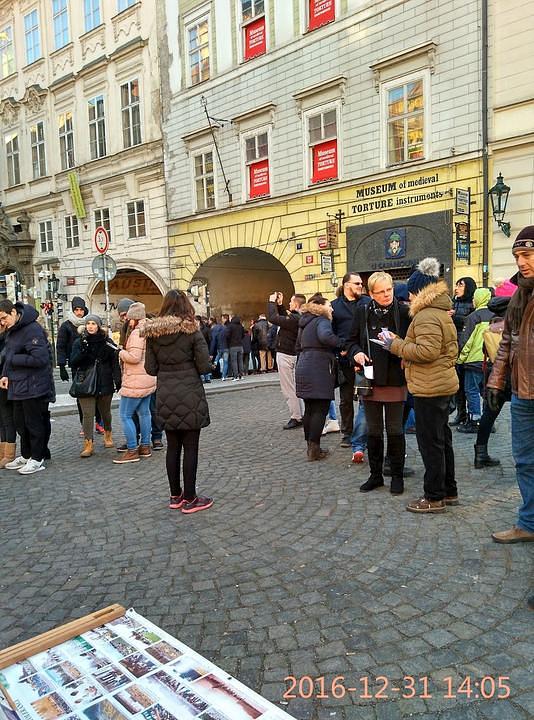 Praktikanti Falun Gonga dijele informativne materijale i objašnjavaju činjenice o progonu koji vrši KKP.