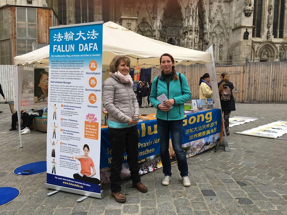 Irina Müller (desno) koja je prije živila u Istočnoj Njemačkoj zna koliko je užasna komunistička partija i nada se da će se noćna mora koja se dešava u Kini ubrzo završiti 