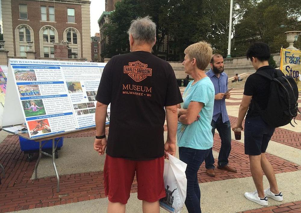 Studenti na fakultetu se  informišu o Falun Dafa 