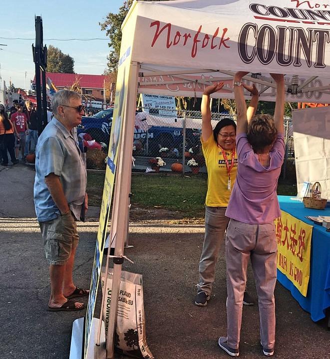 Bob je posmatrao dok je njegova supruga učila vježbe.