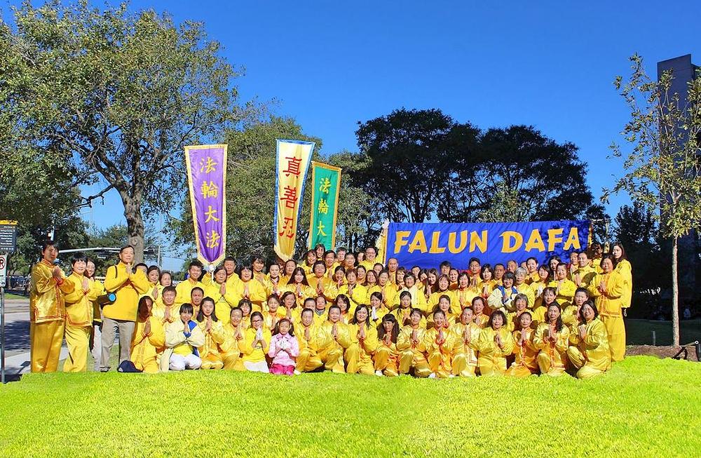 Grupna fotografija nakon parade 