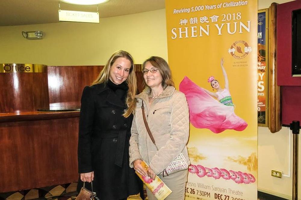 Kostimografkinja Jan Lance (desno) i Melissa James na predstavi u San Jose CA, 28. decembra 2017. godine