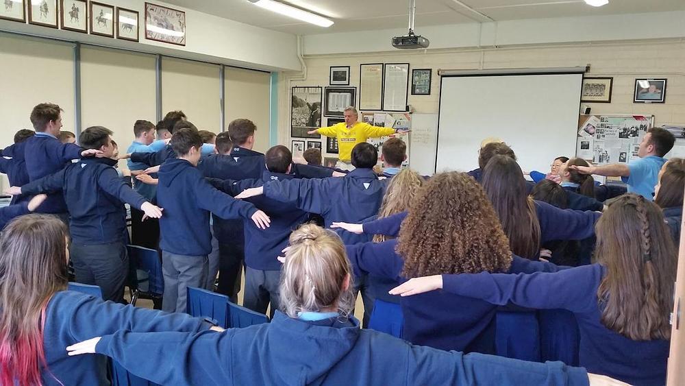 Studenti Malahide Community School uče Falun Gong vježbe.