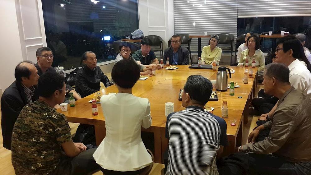 Polaznici razmjenjuju iskustva nakon seminara
 