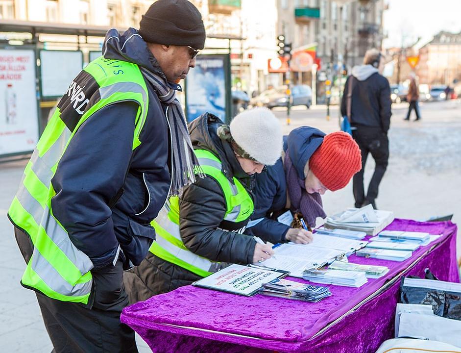 Potpisivanje peticije podrške Falun Gongu