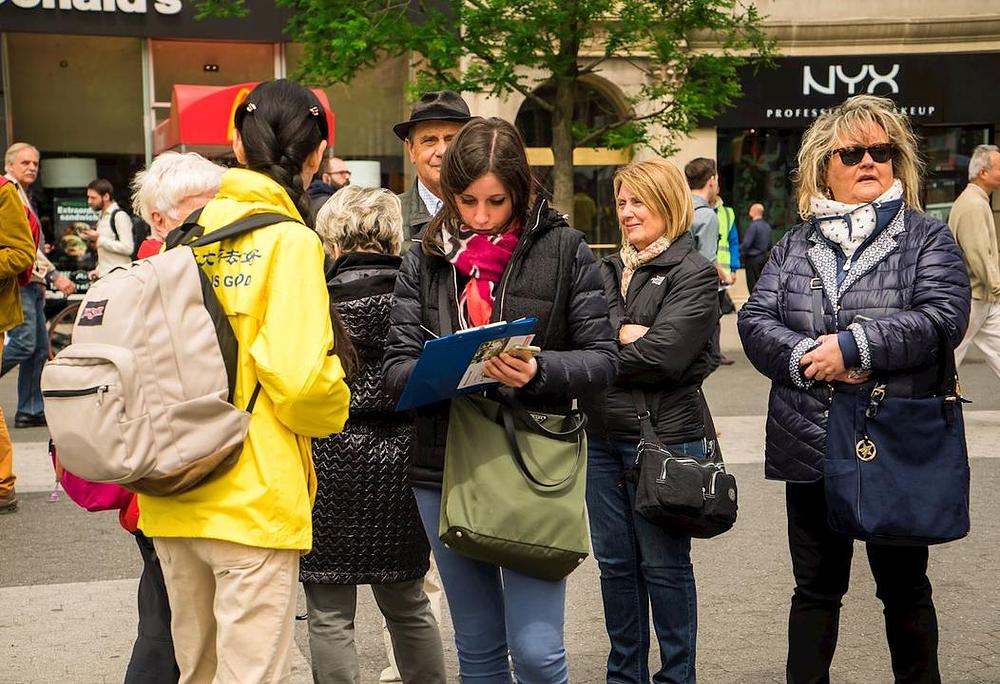 Praktikantica (u žutoj odjeći) prikuplja potpise.
