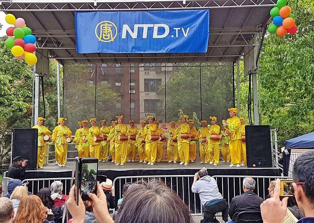 Nastup dobošara na predstavi u Tompkins Square parku.