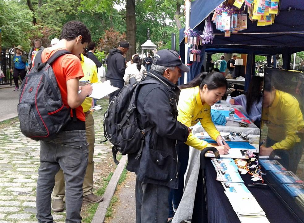 Mnogi su gledaoci izrazili svoj interes za učenje vježbi i potpisali su peticiju protiv progona Falun Gonga u Kini.