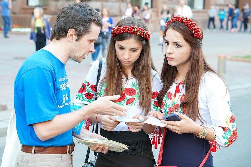 Dvije djevojke žele saznati više o Falun Gongu.