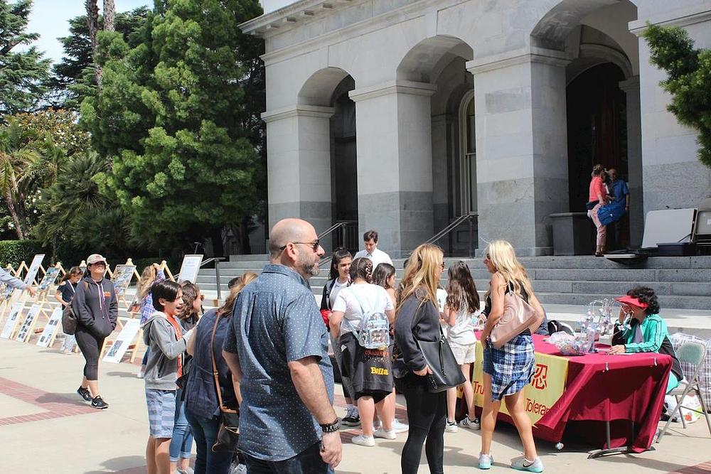 Mnogi su ljudi zastali da saznaju više o Falun Dafa.