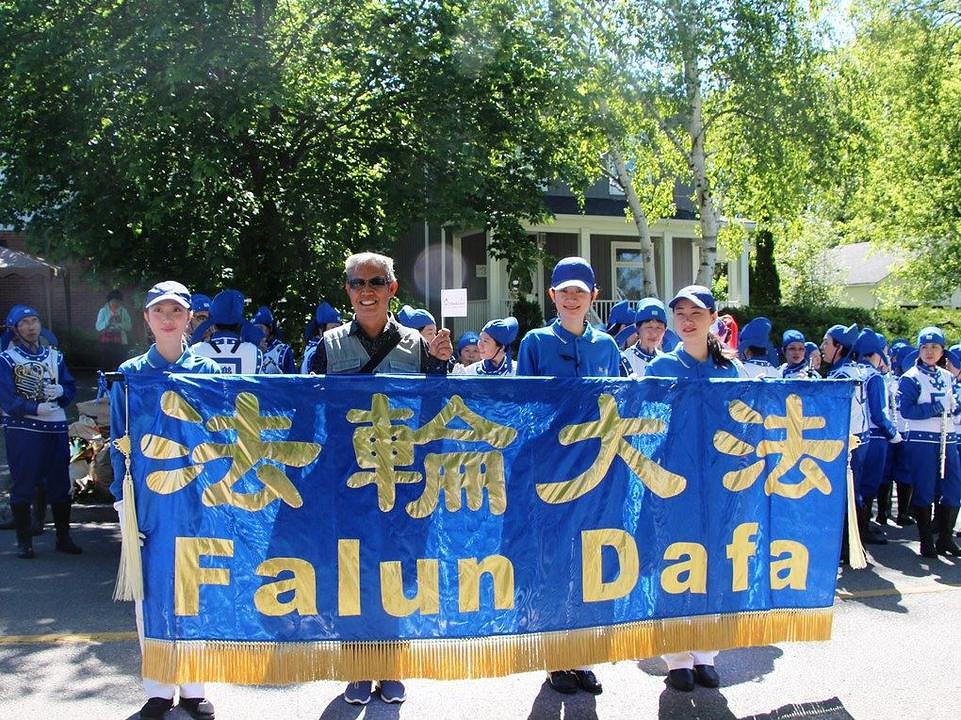 Turist iz Pekinga se slika sa praktikantima.