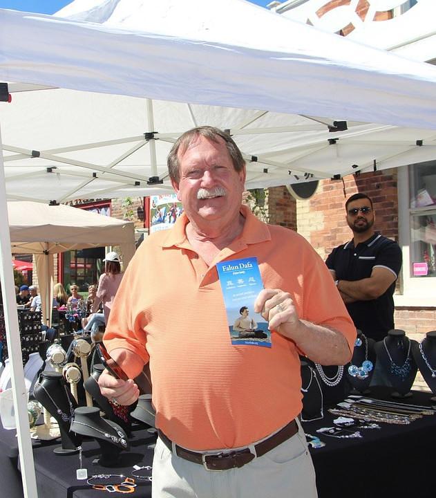 Kreator softvera Gary Bartlett je kazao da mu se dopada sve u vezi sa Tian Guo marširajućim orkestrom.