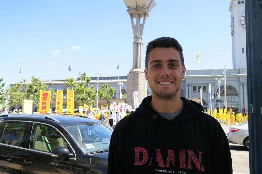 Kian Kazemi iz Los Angelesa je izjavio da bi svi trebali ustati i zaustaviti progon