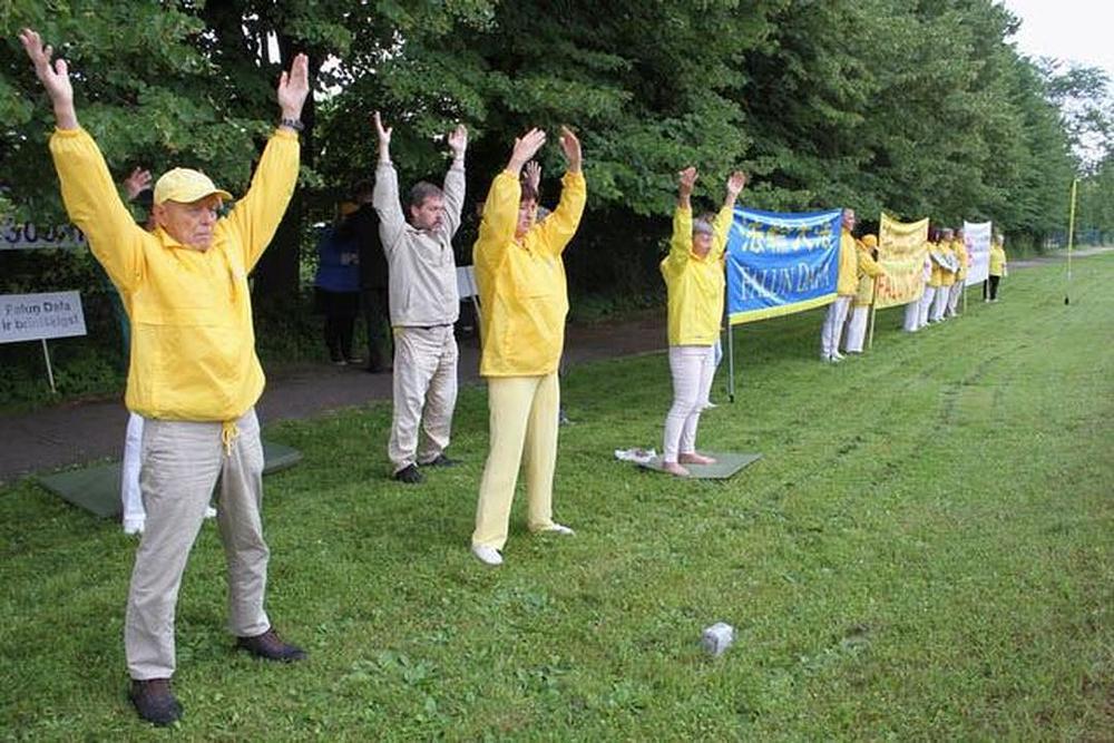 Grupno prakticiranje ispred kineske ambasade u Rigi