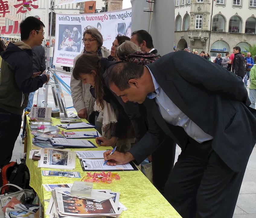 Potpisivanje peticije kojom se zahtijeva obustavljanje progona u Kini
 