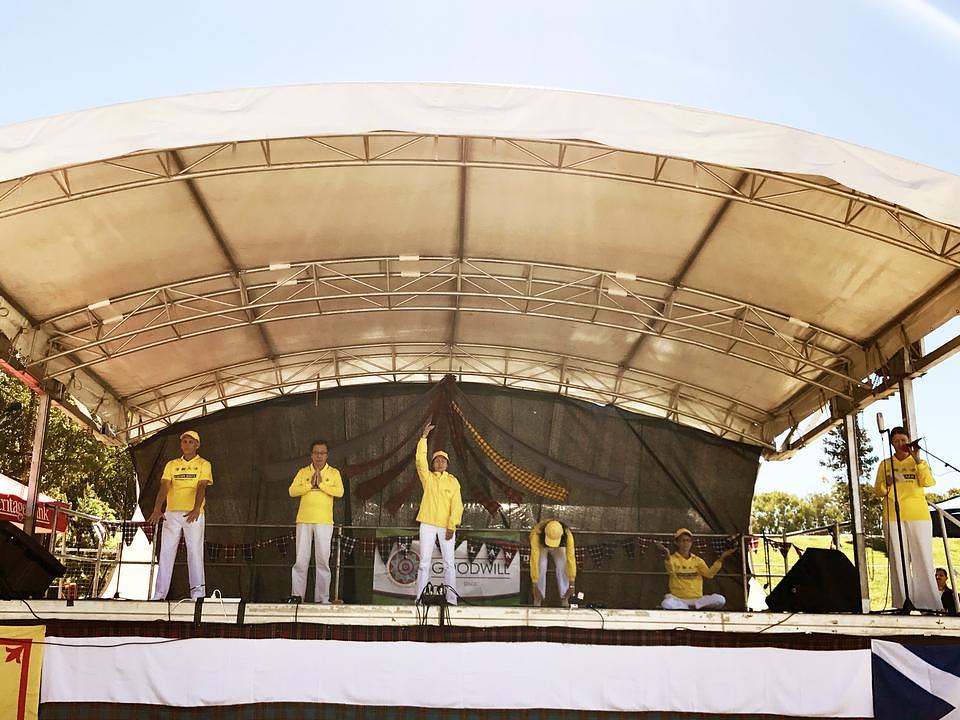 Demonstracija vježbi. Jedan organizator festivala je kazao kako je mogao osjetiti jako energetsko polje sa pozornice 