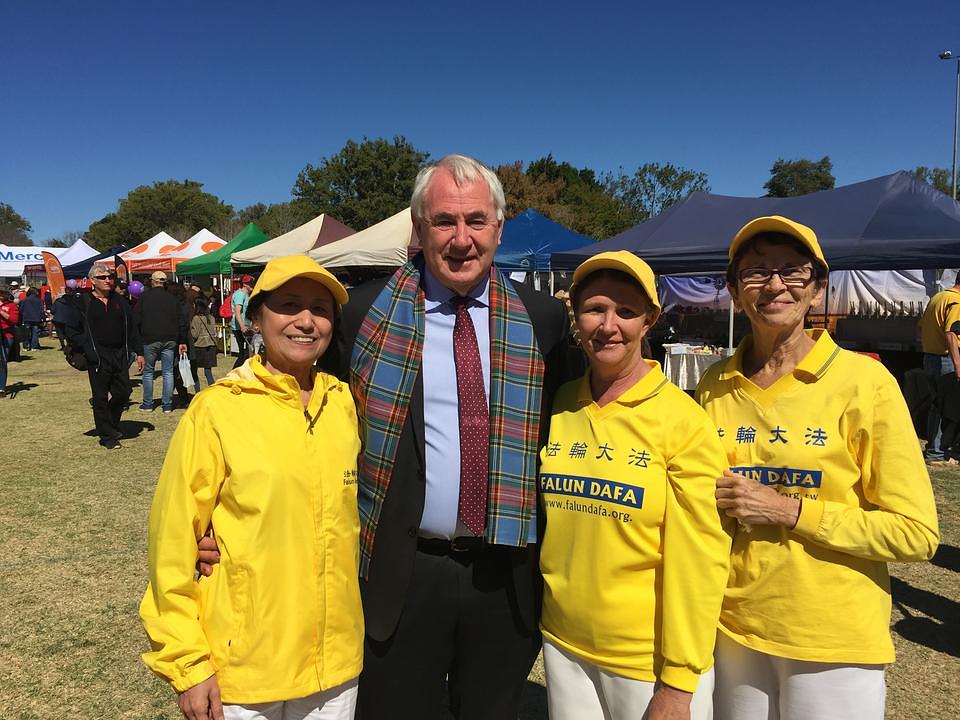  Gradonačelnik Toowoombe Paul Antonio podržava Falun Gong
 