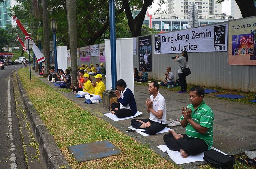 Miroljubivi protest ispred kineske ambasade u Jakarti 