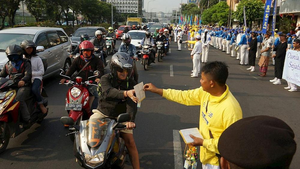 Praktikanti su 19. avgusta održali marš kroz Jakartu 