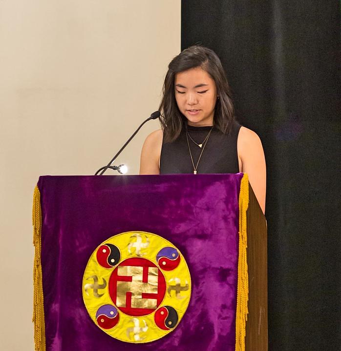 Mladi praktikanti sa pozornice razmjenjuju svoja iskustva