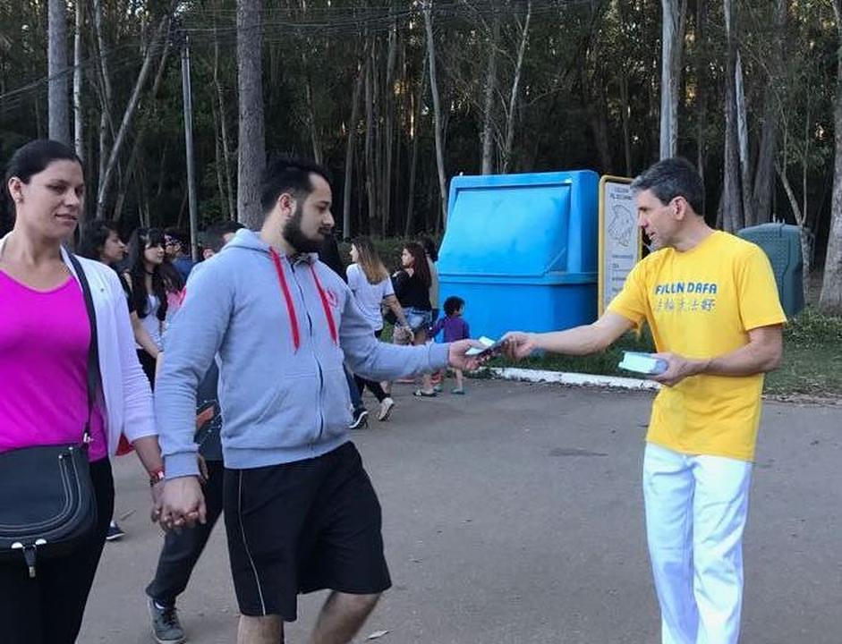 Praktikant Alberto dijeli Falun Gong letke 