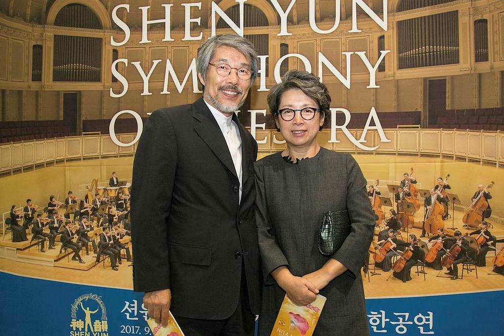 Lee Sang-leem, arhitekt i zastupnik kompanije,  osjećao da ova muzika dolazi sa nebesa. 