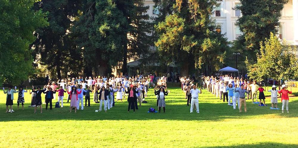 Praktikanti demonstriraju Falun Gong vježbe prije skupa 