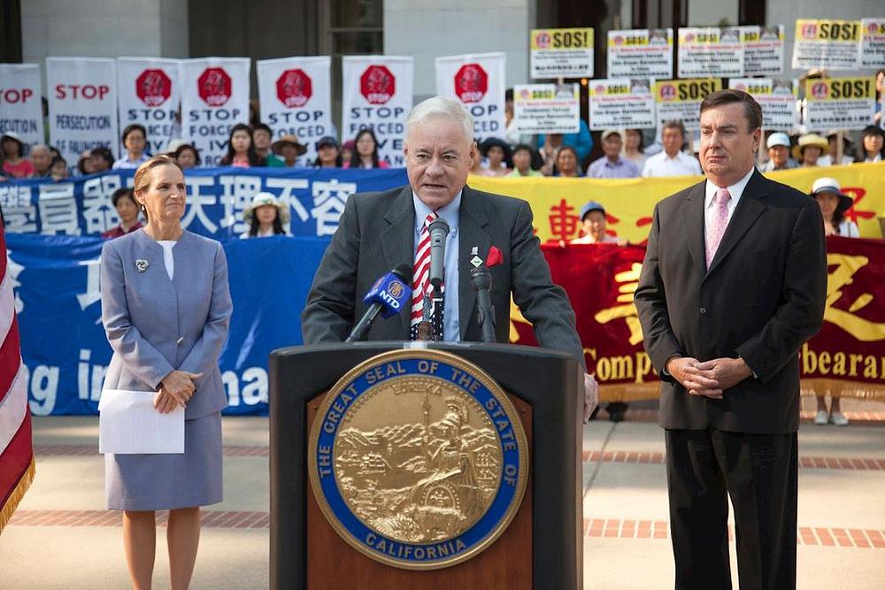 Član skupštine donjeg doma države Kalifornije Rendy Vopel je u govoru pohvalio praktikante Falun Gonga zbog isticanja načela Istinitosti, Dobrodušnosti i Tolerancije
 