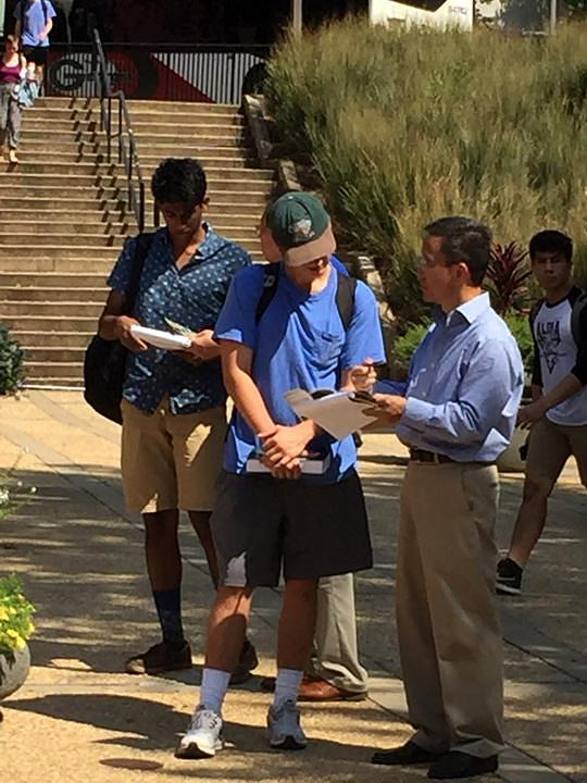 Praktikanti Falun Gonga razgovaraju sa prolaznicima na Univerzitetu u Georgiji 18. i 19. septembra 2017. godine o praksi meditacije i progonu u Kini.