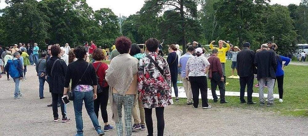 Grupne vježbe u Sibeliusovom parku su privukle mnogo promatrača 
 