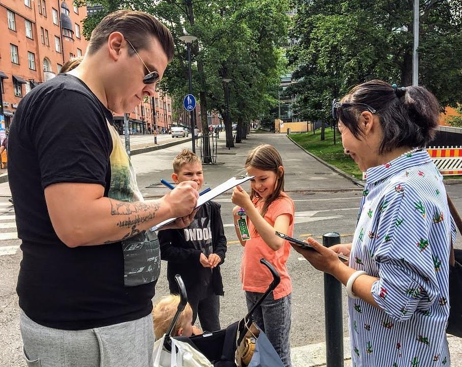 Turisti u Hesperia parku potpisuju peticiju podrške Falun Gongu 