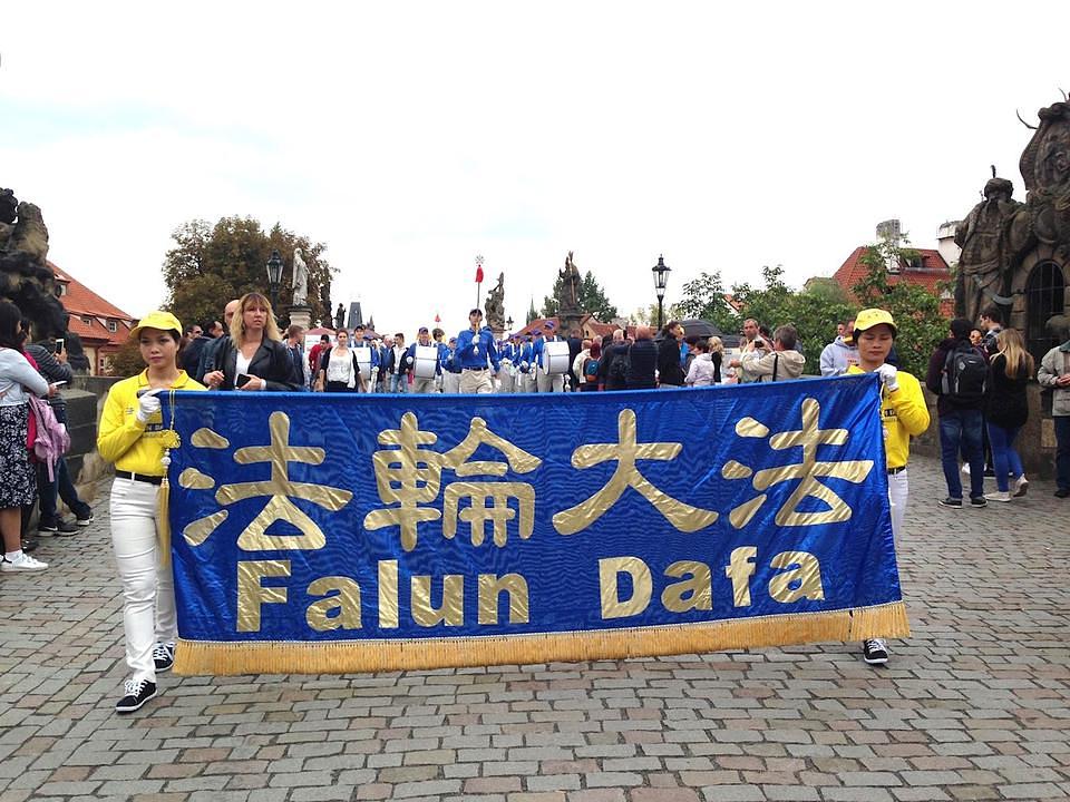 Parada prelazi Karlov most.