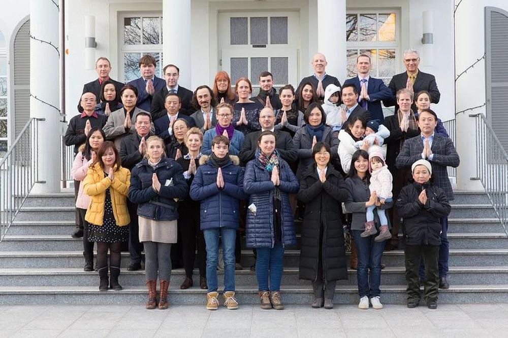 Nakon konferencije praktikanti su se okupili za novogodišnju čestitku upućenu Učitelju Li Hongzhiju, osnivaču Falun Dafa 