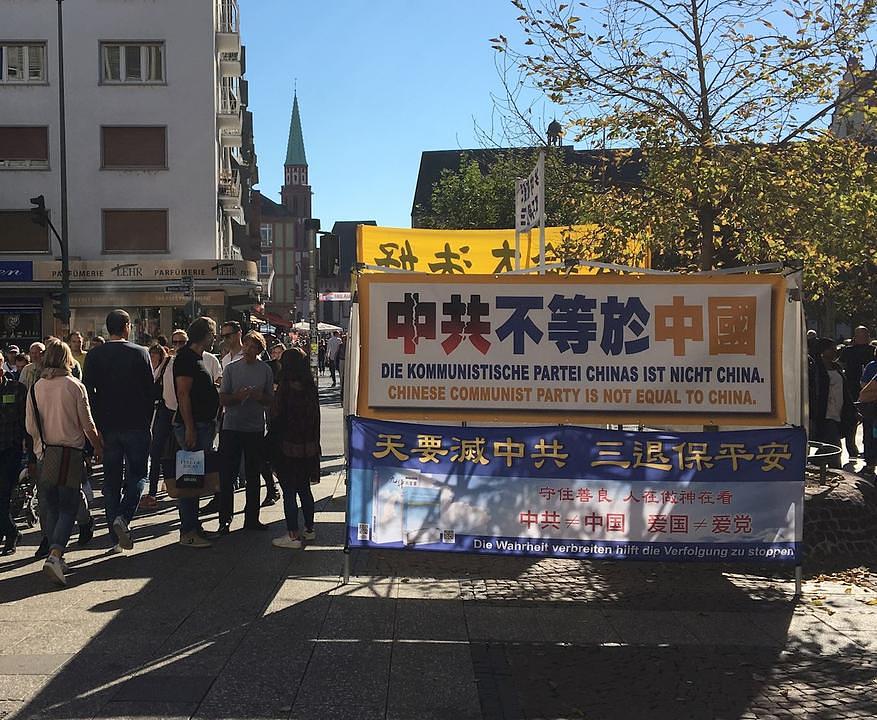 Falun Gong praktikant razgovara sa prolaznicima