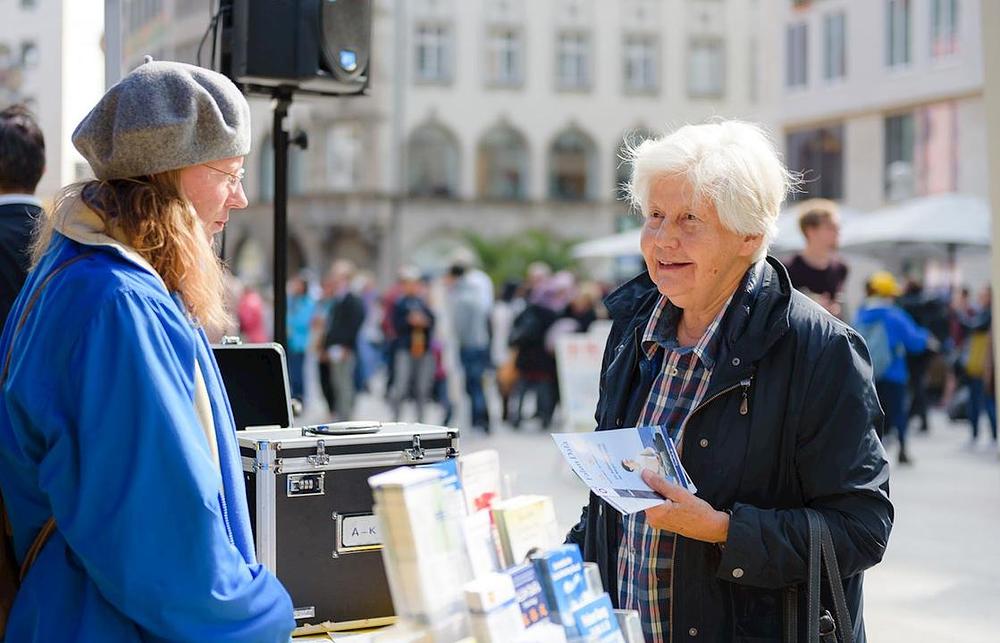 Prolaznica razgovara sa Falun Gong praktikantom.