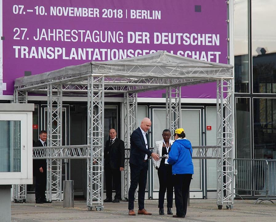 Deljenje flajera prolaznicima