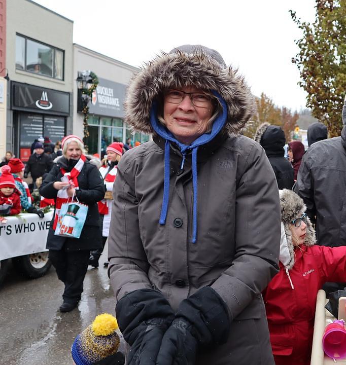 Golett, koja je uživala u nastupu Tian Guo Marching Banda je kazala: "Oni su stalno nasmiješeni i izgledaju tako sretno. Nije im smetalo loše vrijeme. Veoma su lijepi."