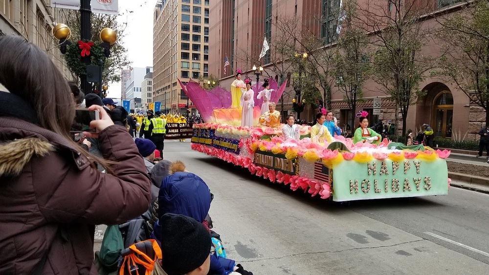 Gledaoci snimaju fotografije i video zapise