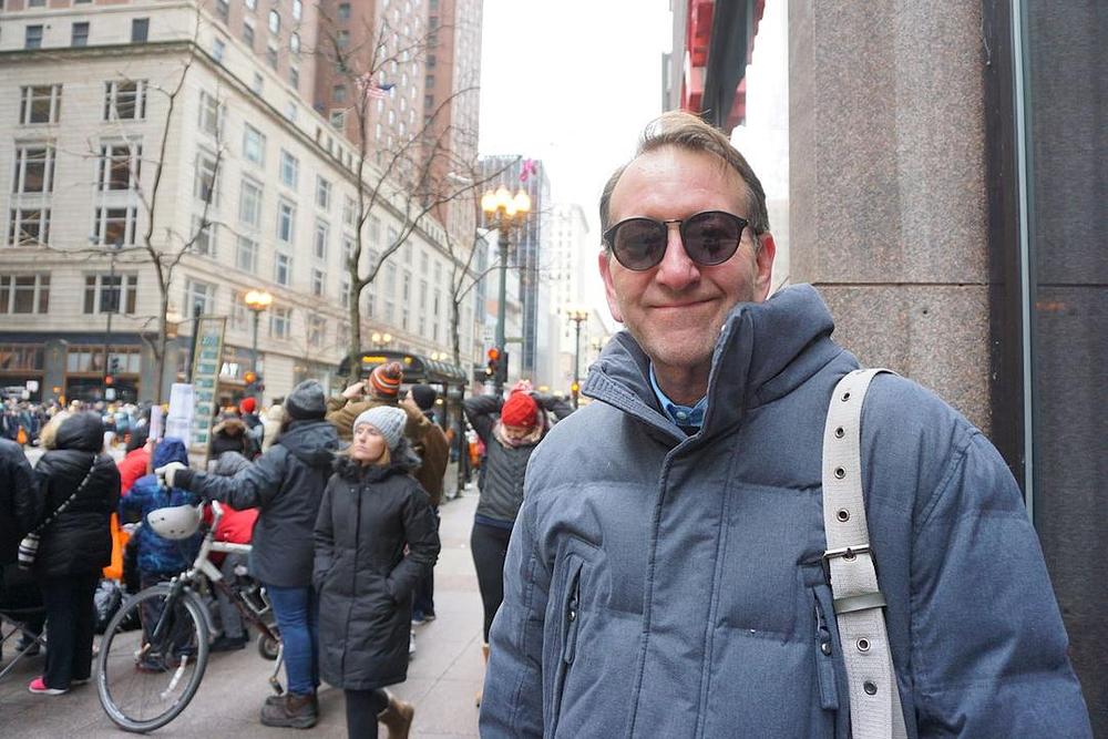 Al Lewand je bio impresioniran pokretnim Falun Dafa splavom