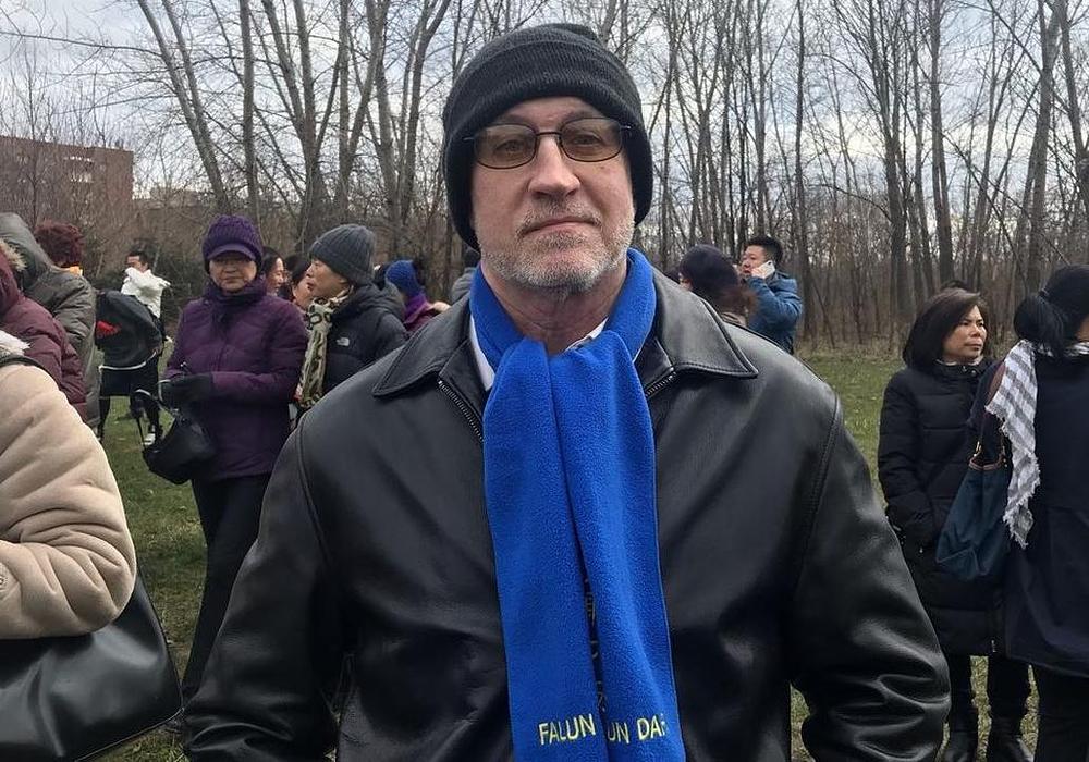 Gospodin Neil Hutchins je rekao da je postao spokojan i strpljiv nakon što je počeo prakticirati Falun Gong.