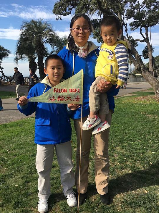 Gospođa Xu i njeni sinovi su zahvalni na pozitivnom efektu koji je prakticiranje Dafa imalo na njihovu porodicu.